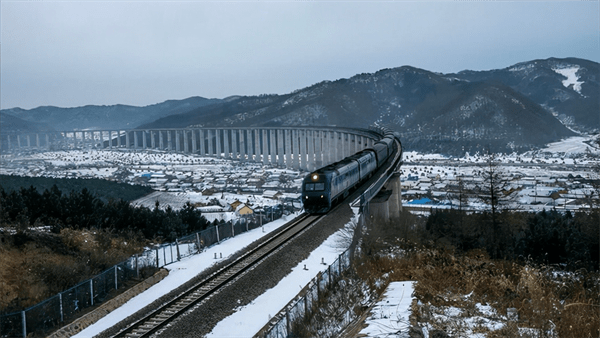 火车中铺能坐起来吗(火车卧铺中铺很难受吗)