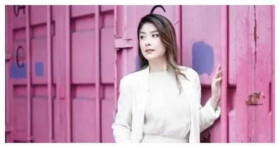 她出生豪门,经历16年爱情长跑,出道多年零绯闻,堪称人生赢家