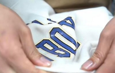 ​衣服上洒上红酒怎么洗(衣服上洒了红酒怎么去除)