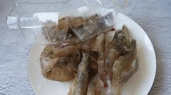 5大虾在冰箱保鲜柜里放了两天出黑水了，还能吃吗