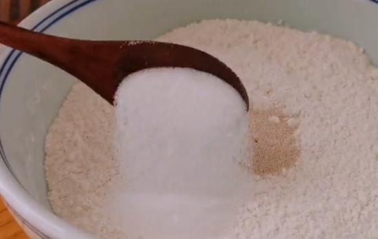 有一道金典面粉制作,在花生的搭配下更显美味,做法却十分简单