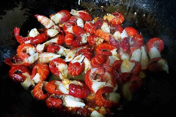 长沙口味虾正宗做法,做出来的虾肉麻辣鲜嫩,吃一口满嘴流油!