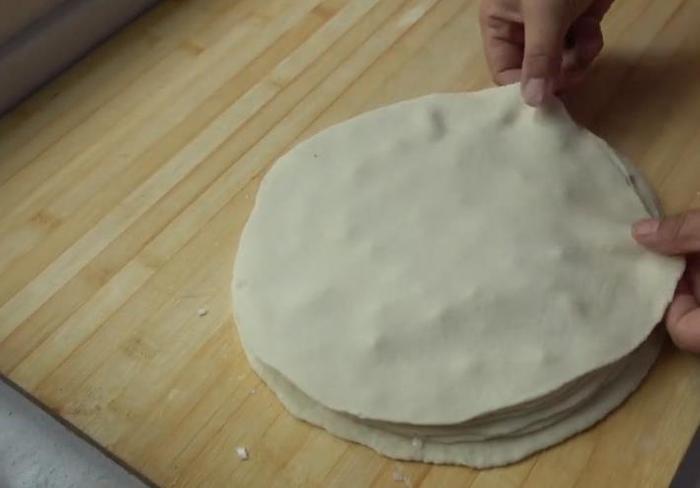 千层饼的家常做法，叠一下捏一下，层多又酥软，新手也能一次成功