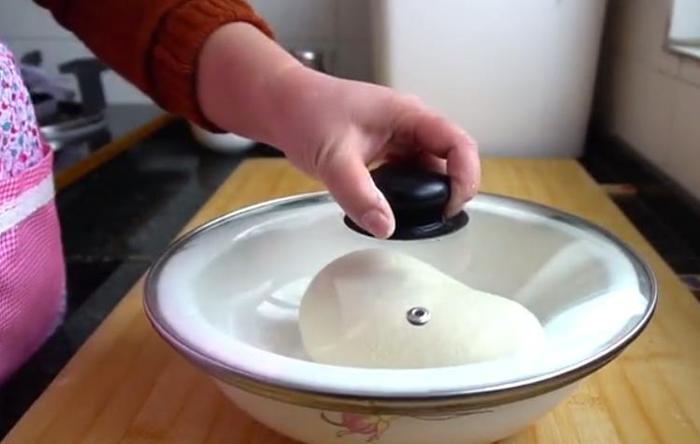 千层饼的家常做法，叠一下捏一下，层多又酥软，新手也能一次成功