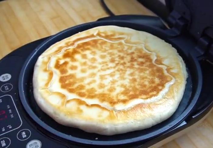 千层饼的家常做法，叠一下捏一下，层多又酥软，新手也能一次成功