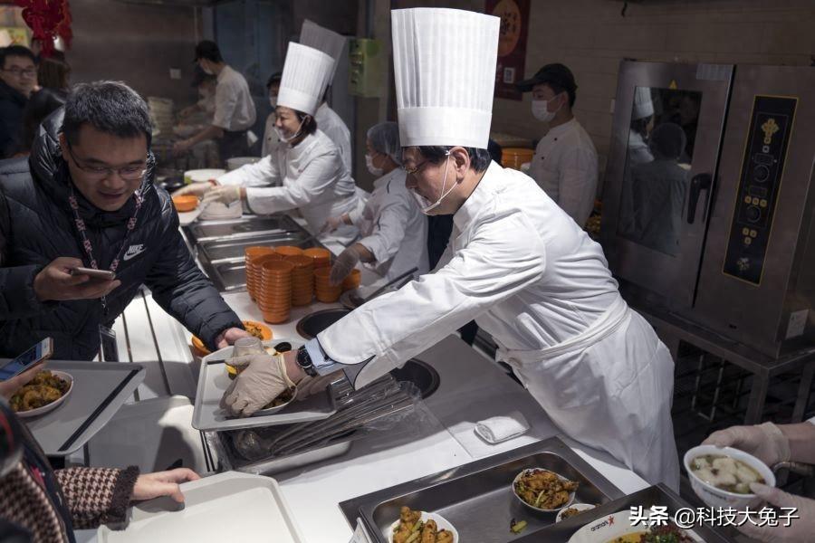 联想总裁杨元庆现身食堂 为员工打饭送鱼送祝福