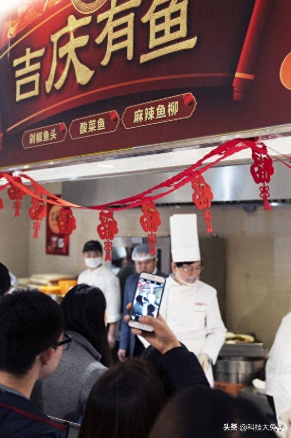 联想总裁杨元庆现身食堂 为员工打饭送鱼送祝福