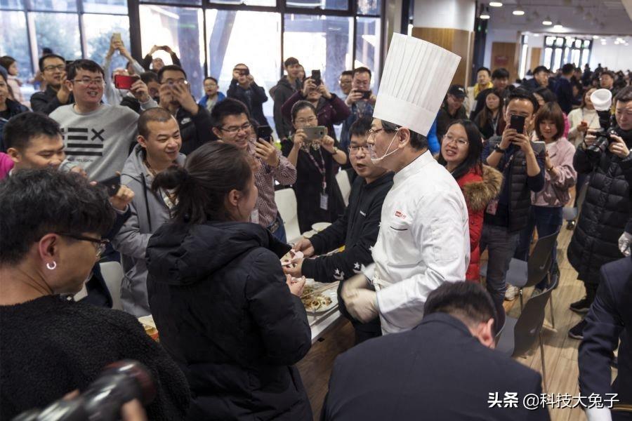 联想总裁杨元庆现身食堂 为员工打饭送鱼送祝福