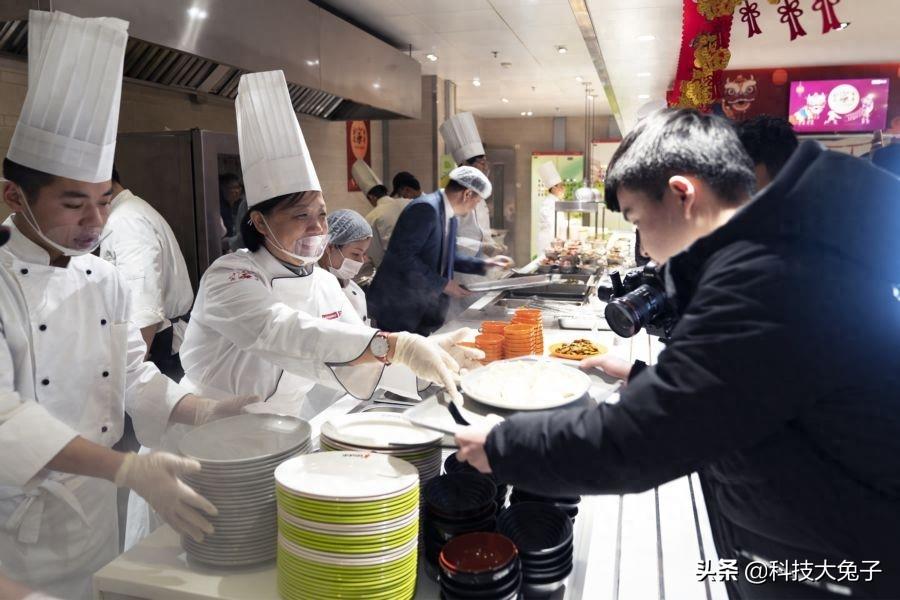 联想总裁杨元庆现身食堂 为员工打饭送鱼送祝福