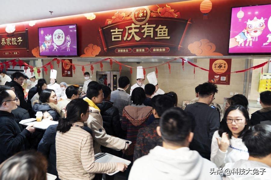 联想总裁杨元庆现身食堂 为员工打饭送鱼送祝福