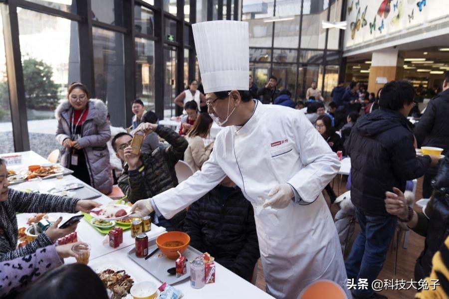 联想总裁杨元庆现身食堂 为员工打饭送鱼送祝福