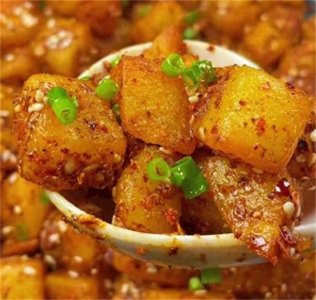 ​土豆越小越好吃，农村不起眼的小土豆这样做比肉还香，一口一个