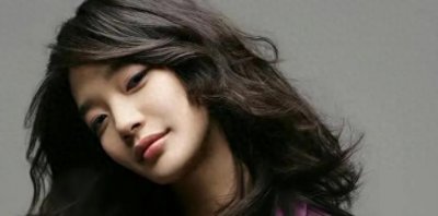 ​李贞贤总用小指，原因是：她的小指上有麦克风