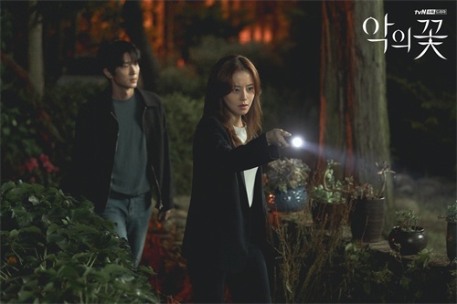 「邪恶之花」文彩元李准基最新剧照