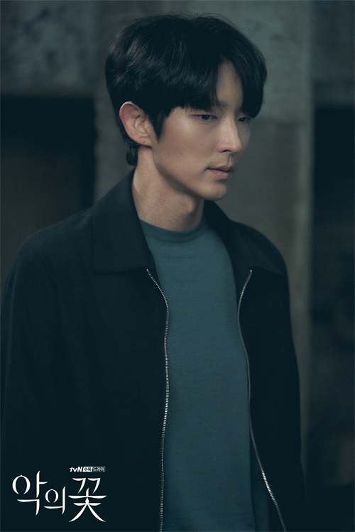 「邪恶之花」文彩元李准基最新剧照