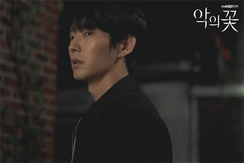 「邪恶之花」文彩元李准基最新剧照