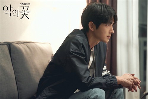 「邪恶之花」文彩元李准基最新剧照