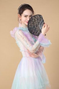 ​戚薇《明侦》剧照曝光 一袭彩虹仙女纱裙仙气十足