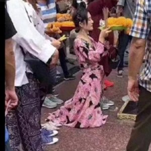 ​谢娜泰国街边拜四面佛被骂！网友：身价过亿，她到底还缺什么？
