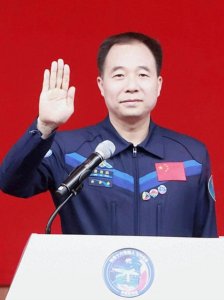 ​4次征战太空，景海鹏将军归队后，能获什么荣誉