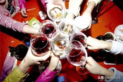 ​农村老话“不信且品杯中酒，杯杯先敬有钱人”说得太现实了！