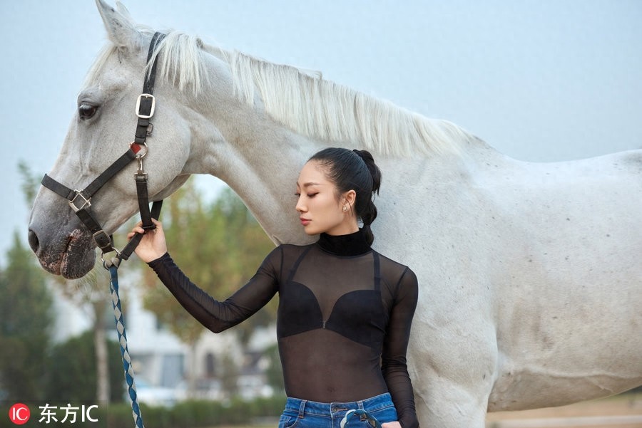 长得好看就算了，柔韧性也那么强！中国柔术女王刘藤马背秀劈叉