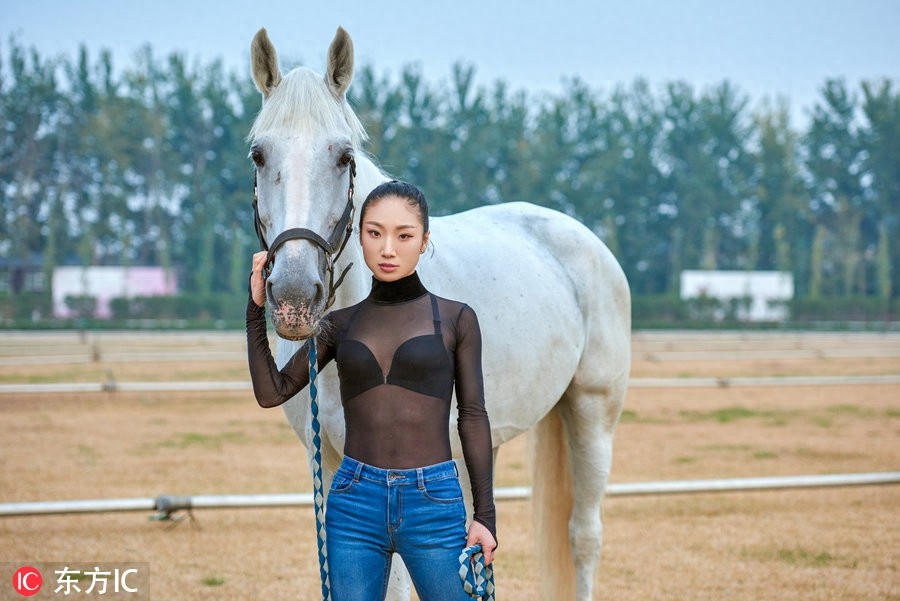 长得好看就算了，柔韧性也那么强！中国柔术女王刘藤马背秀劈叉