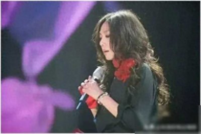 ​她的颜值与“漂亮”二字无关，却是华语乐坛特别的“文青女神”