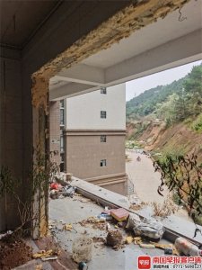 ​天花板都拆走！女子故意破坏法拍房，被拘留了