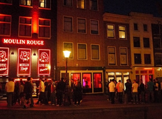 实拍阿姆斯特丹红灯区:风情万种的“橱窗女郎”和最疯狂的夜生活