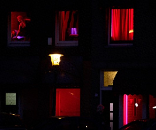 实拍阿姆斯特丹红灯区:风情万种的“橱窗女郎”和最疯狂的夜生活