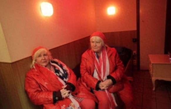 实拍阿姆斯特丹红灯区:风情万种的“橱窗女郎”和最疯狂的夜生活