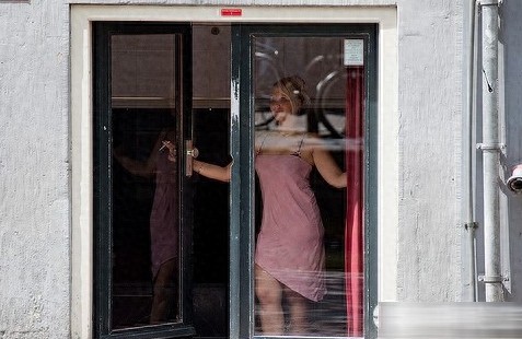 实拍阿姆斯特丹红灯区:风情万种的“橱窗女郎”和最疯狂的夜生活