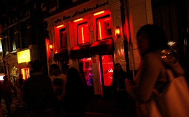 实拍阿姆斯特丹红灯区:风情万种的“橱窗女郎”和最疯狂的夜生活