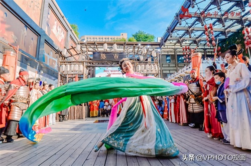 西安街头惊现“惊鸿舞”，路过的人表示太美了