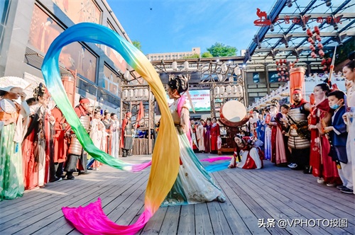 西安街头惊现“惊鸿舞”，路过的人表示太美了