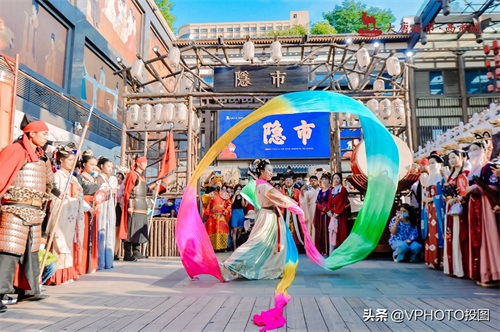 西安街头惊现“惊鸿舞”，路过的人表示太美了