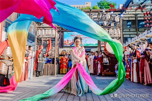 西安街头惊现“惊鸿舞”，路过的人表示太美了