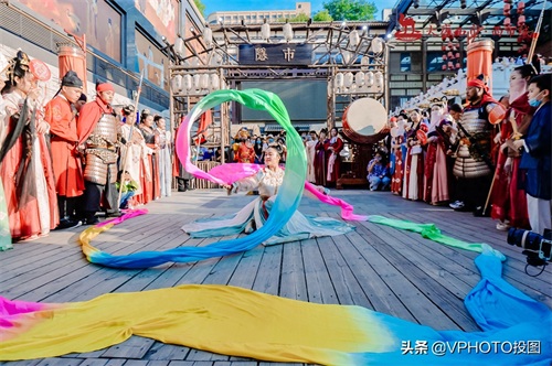 西安街头惊现“惊鸿舞”，路过的人表示太美了