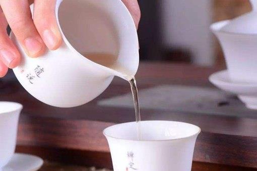 倒茶的时候为什么要敲几下桌子?有什么讲究怎么敲的?