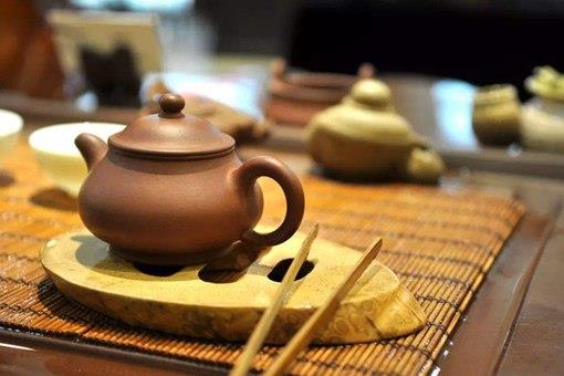 倒茶的时候为什么要敲几下桌子?有什么讲究怎么敲的?