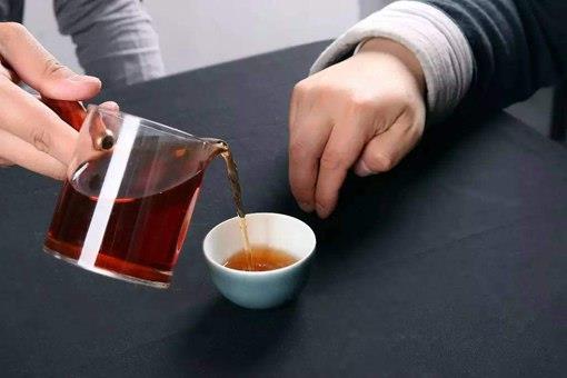 倒茶的时候为什么要敲几下桌子?有什么讲究怎么敲的?