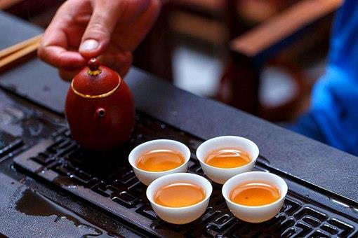 倒茶的时候为什么要敲几下桌子?有什么讲究怎么敲的?