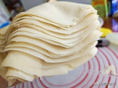 ​春饼的制作方法教程 蒸春饼抹油就错了，这才是正确的方法，春饼轻薄如纸，张张