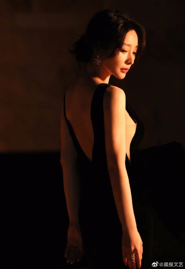 大方性感真的棒!42岁柳岩金鸡造型深V秀傲人身材