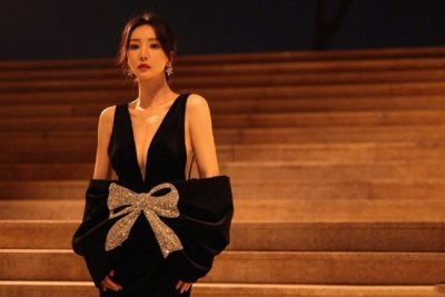 ​大方性感真的棒！42岁柳岩金鸡造型深V秀傲人身材