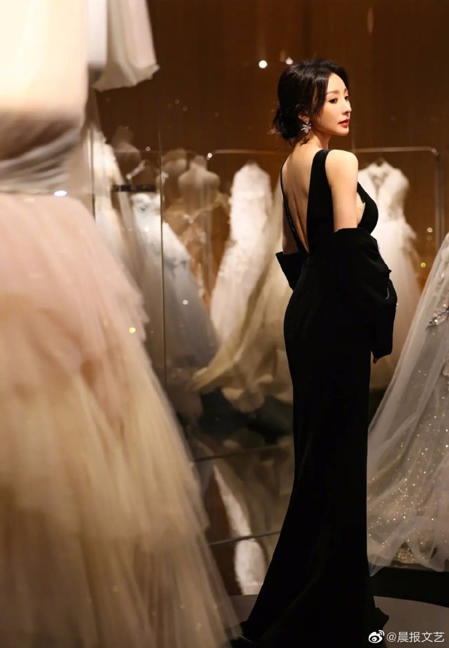 大方性感真的棒!42岁柳岩金鸡造型深V秀傲人身材