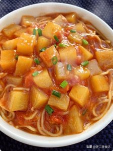 ​土豆加面条这样做的太好吃了，不炒不煮，我家经常吃，太香了
