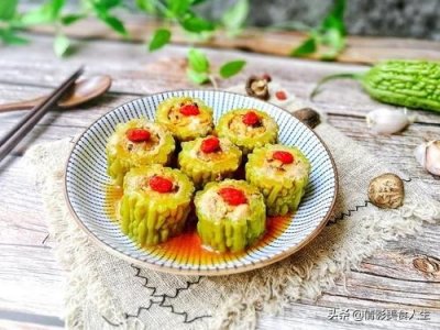 ​天气炎热，推荐苦瓜酿肉的做法，简单一蒸，肉香四溢，太好吃了