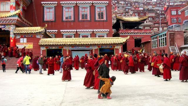 四川有个世界上最大的佛学院，而且只允许大陆人进入